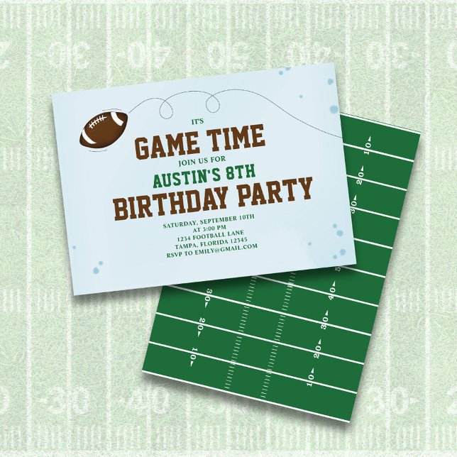 Boy Football Fält Födelsedagsfest Anpassningsbar Inbjudningar (Birthday party invitation with classic football field,)