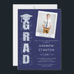 Boy High School Studenten Science Tech Navy Photo Inbjudningar<br><div class="desc">En bakgrund av konstruktionsritningar, med samma pappra effekt på ingenjör över det fet brev som stavar ord GRAD, dekorerar denna moderna, elegant- och klasschassi-studentfest eller firande-fotoinbjudan för en pojke som kärlek, ingenjörskonst och all sak geeky. Anpassa varje textrad till ceremonin i studenten och efteråt party, eller bara party, ett öppet...</div>