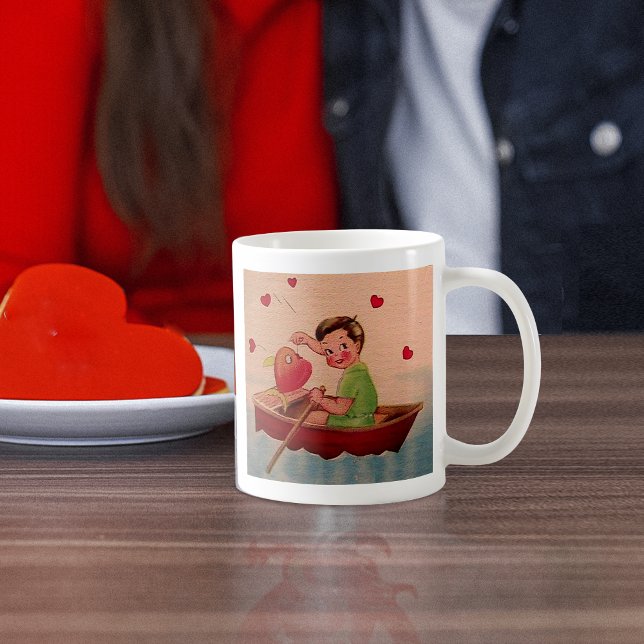 Boy Holding Heart i Boat Kaffemugg (Boy Holding Heart in Boat Coffee Mug)