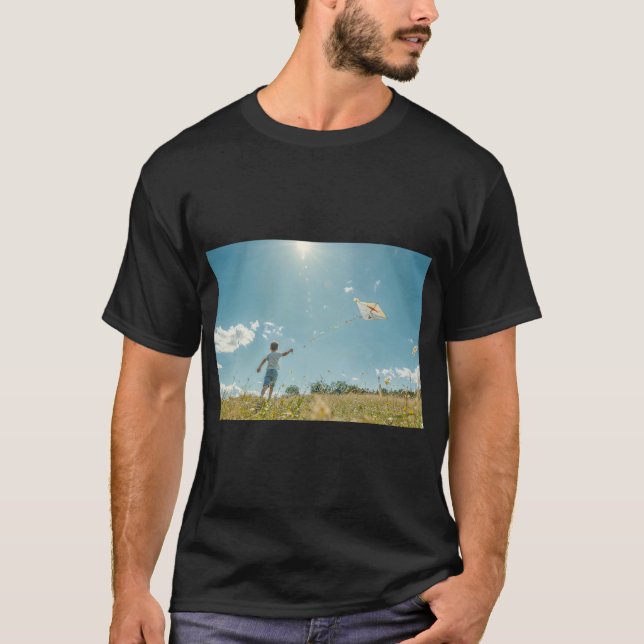 Boy Joyully Flies a Kite T Shirt (Framsida)