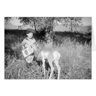 Boy matar antelope för hand hälsningskort