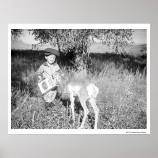 Boy matar antelope för hand poster