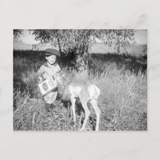 Boy matar antelope för hand vykort