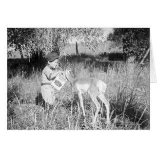 Boy matar antelope hälsningskort