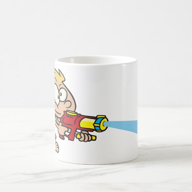 Boy med Vatten Gun SommarRoligt Kaffemugg (Skapare uppladdad)