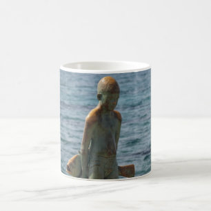 Boy och hans fiskstaty Paphos alfront Kaffemugg