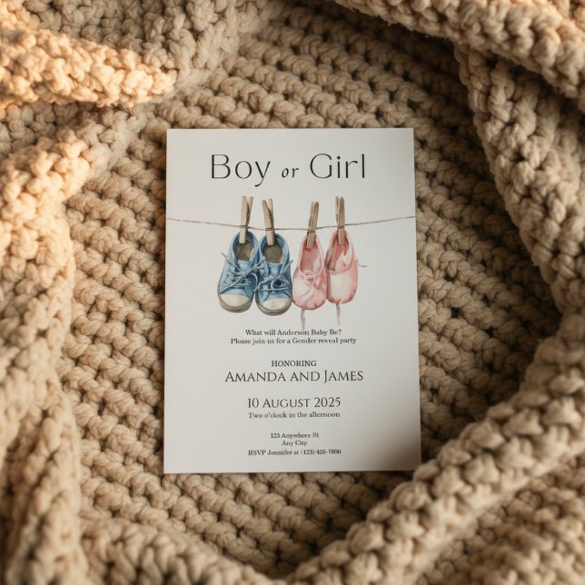 Boy or Girl Gender Reveal Invitation Inbjudningar (Gender reveal invitation on beige chunky knit blanket with soft warm light)
