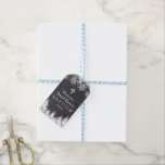 Boy Winter Helgdag Snöflingor Chalkboard Baptism Presentetikett<br><div class="desc">Elegant,  Unik design med vit Snöflingor och Träd,  på kretskort. Använda Anpassa verktyg om du vill lägga till din information. Om du vill ha matchande objekt kan du besöka min Baptism/Christening Firande Collection.</div>