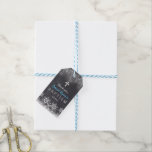 Boy Winter String Ljus Snöflingor Chalk Baptism Presentetikett<br><div class="desc">Elegant,  Unik design med vit Snöflingor,  färglöst ljus,  på kritersbakgrund. Använda Anpassa verktyg om du vill lägga till information,  ändra teckensnittet färg. Om du vill ha matchande objekt kan du besöka min Baptism/Christening Firande Collection.</div>
