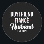 Boykompis Fiance Make Bröllop Married Groom Est Runt Klistermärke<br><div class="desc">Boyvän Fiance Make Bröllop Married Groom Est. 2025</div>