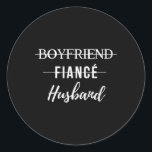 Boykompis Fiance Make Funny Bröllop Groom Just jus Runt Klistermärke<br><div class="desc">Boykompis Fiance Make Funny Bröllop Groom Ny gifta</div>