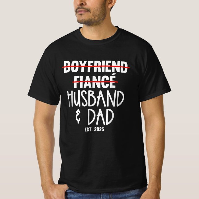 Boykompis Fiancé Make & Pappa Est 2025 New Pappa T Shirt (Framsida)