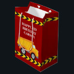 Boys Birthday Red Lastbil Anpassningsbar Kids<br><div class="desc">Coola anpassningsbar födelsedagsfest presentsäck i rött för en pojke som kärlek gult bygger fordon i svart och gult. Roligt lastbil är här för en liten unge som kommer att köra bil och lastbilar i kärlek. Anpassa med namn i barn under "svartvitt" och "gult"-band.</div>