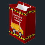 Boys Birthday Red Lastbil Anpassningsbar Kids<br><div class="desc">Coola anpassningsbar födelsedagsfest presentsäck i rött för en pojke som kärlek gult bygger fordon i svart och gult. Roligt lastbil är här för en liten unge som kommer att köra bil och lastbilar i kärlek. Anpassa med namn i barn under "svartvitt" och "gult"-band.</div>