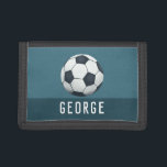 Boys Blue and Sporty Football Soccer Ball Kids<br><div class="desc">Den här coolan och den moderna barnen har en fotbollsliknande illustration (UK Fotboll) och kan vara personlig med din pojkes namn i en sportig typografi. Perfekt för en älskare-plånbok för sport!</div>