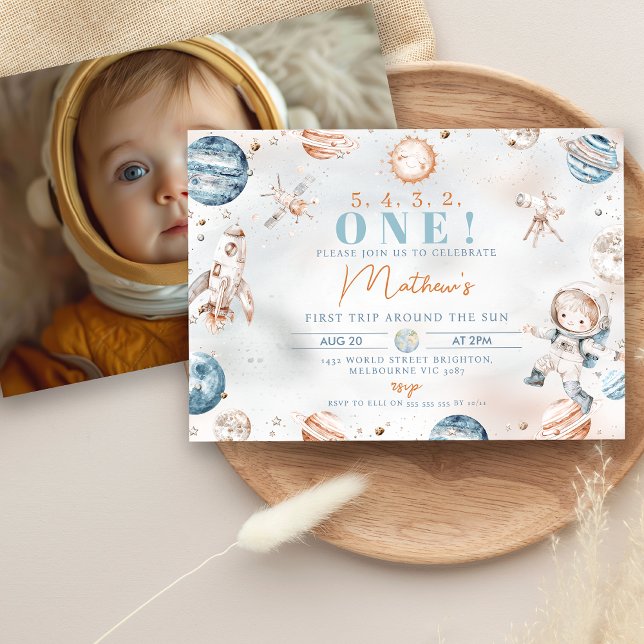 Boys Blue Astronaut Första Resa runt Sol Inbjudningar (Boys First Trip Around the Sun 1st Birthday Invitation Photo on the Back  Cute Astronaut Outer Space)