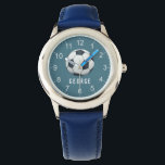 Boys Blue Sports Football Kids Armbandsur<br><div class="desc">Den här söta och moderna barnklockan har en fotboll med blå bakgrund. Titta kan vara personlig med dina pojkar namn, och tydliga siffror, perfekten för alla sportar i älskare.</div>