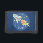 Boys Colorful Rocket Frakt Space Mönster och Namn<br><div class="desc">Den här vackra barnplånboken har en vacker och färgstark hand plockade-raketfrakt i rymden. Utformningen har också en ställe för dig att lägga till dina pojkar namn. Perfekt för alla småbarn eller barns första plånbok!</div>