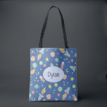 Boys Colorful Rocket Frakt Space Mönster och Namn Tygkasse<br><div class="desc">De vackra ungarna i väskan har en vacker och färgstark hand plockade mönster i rymden, med raketfraktaser, astronauter, planeter och stjärnor i blandningen. Utformningen har också en ställe för dig att lägga till dina pojkar namn. Perfekt för alla småbarn eller barn, eller för en ny mamma till använda som en...</div>