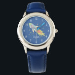 Boys Cute Blue Rocket Frakt Space och Namn Kids Armbandsur<br><div class="desc">Den här söta barnklockan har en vacker och färglös frakt i hand plockade i rymden. Den här unika blå designen har också en ställe för dig att lägga till dina pojkar namn. Med enkla läsnummer är den här designen perfekt för småbarn eller för barnets första klocka!</div>