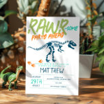 Boys Cute Modern Dinosaur Fossil Kids 5:e födelsed Inbjudningar<br><div class="desc">Den här söta och moderna pojkens 5-årsinbjudan har ett blått t-Rex-dinosauriskelett, med ett mönster på baksidan med Jurassic-växter, förhistoriska dinosauristorer och andra arkeologiska illustrationer. Inbjudan kan vara personlig med ditt barns namn och andra detaljer som behövs för ditt party och kan även redigeras för andra åldrar. Perfekten modern dinosaurie gräver...</div>