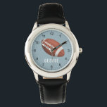 Boys Cute Sporty Football Kids Armbandsur<br><div class="desc">Den här söta och moderna barnklockan har en amerikansk fotboll med blå bakgrund. Sportbevakningen kan vara personlig med dina pojkar namn,  och tydliga siffror,  perfekten för vilken sport eller rugby älskare som helst.</div>