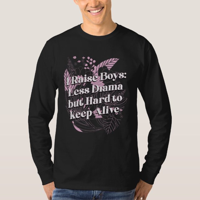 Boys Less Drama but Keep Alive Mom of Boys Sayings T Shirt (Framsida)