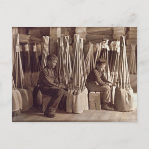Boys Packing Brooms, 1908 Vykort