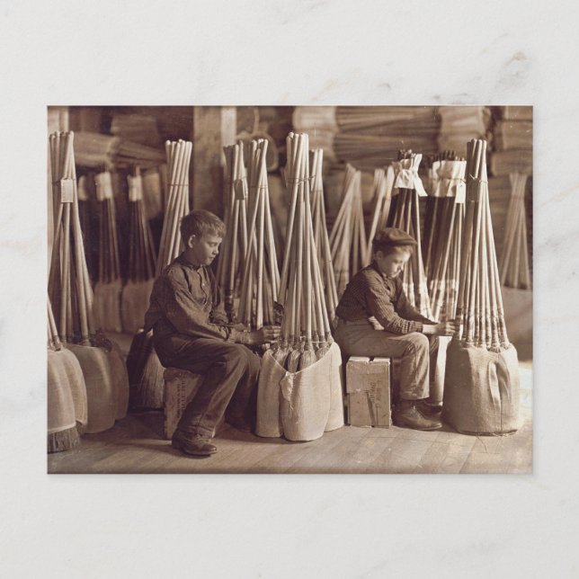 Boys Packing Brooms, 1908 Vykort (Framsida)