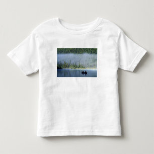 Boys som fiskar på Waterfowl Sjö, Banff National T-shirt