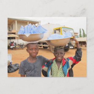 Boys som säljer dospåsar från vatten i Ghana Vykort