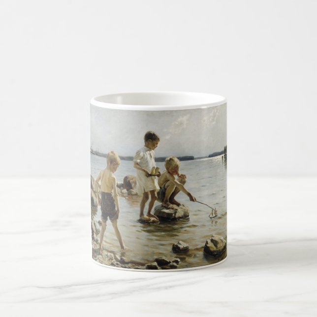 Boys som spelar på Shore (av Albert Edelfilt) Kaffemugg (Center)