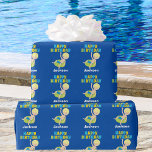 Boys Swimming Bassäng Party Kids Blue Birthday Presentpapper<br><div class="desc">Barn i fantastisk som simmar bassäng Grattis på födelsedagen och som är pappra för ett blondinskt barn i simman under sommaren. Har en skarp roligt av färg och en coola simmande pojke i ett inre rör. Anpassa den här presentfigursättningen för en speciell födelsedagsfest för barn.</div>