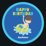 Boys Swimming Bassäng Party Kids Blue Birthday Runt Klistermärke<br><div class="desc">Barn i fantastisk som simmar med bassäng Grattis på födelsedagen party-dekalen för ett brunettbarn i simman under sommaren. Har en skarp roligt av färg och en coola simmande pojke i ett inre rör. Anpassa för ett speciellt underordnat partis favorittillbehör.</div>