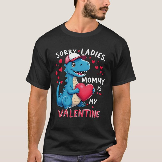 Boys Valentines day Dinosaur är min Mamma T Shirt (Framsida)