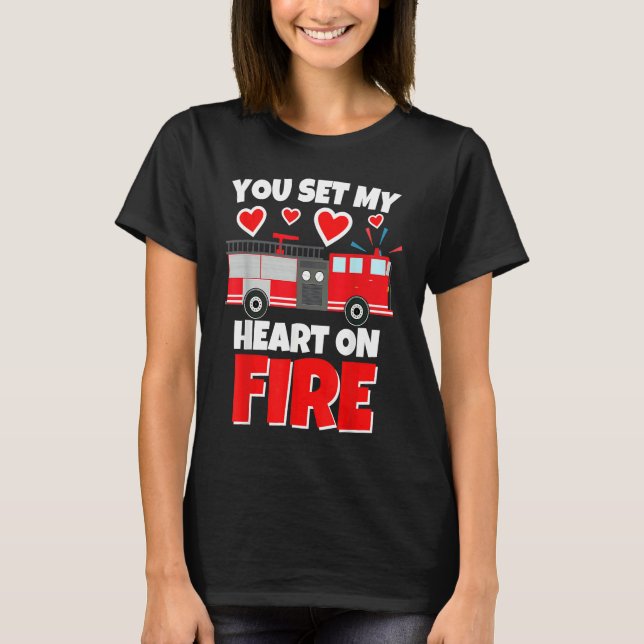 Boys Valentines Day Firetruck You Set My Heart On  T Shirt (Framsida)