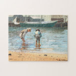 Boys Wading | Winslow Homer Pussel<br><div class="desc">Boys Wading (1873) av Winslow Homer är en tidlös bra från 1800-talets biet som på ett vackert sätt fångar barndomens vårdslösa anda. Denna antika konst skildrar unga pojkar som viftar genom grunda vatten, badade i naturligt ljus och visar Homers namnteckning realism och nostalgiska amerikanska teman. En vintage för perfekt för...</div>