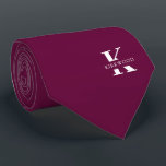 Boysenberry | Elegant Monogram Namn | Ensidig Slips<br><div class="desc">En elegant ensidig slips med ett djärvt vitt monogram på en Boysenberry-lila bakgrund.  Ovanpå detta monogram står ditt för- eller efternamn skrivet med versaler.</div>
