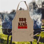 BQ Kung Red Flames Cookout säger Apron Förkläde<br><div class="desc">BQ Kung rolig matlagning med westerna flammande typsnitt för kokar och kokokokokokokokokokokokokokokockar. Med bilder av rött och orange i grund i designen.</div>