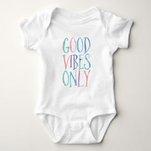 Bra färgrik vattenfärgtypografi för Vibes endas Tee Shirt
