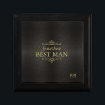 Bra Filigree Guld Bröllop Best Man ID871 Minnesask<br><div class="desc">Fintvätt av filigree ramar, gräns och prydnadsföremål, texturerade i faux guld-folie, dekorerar biet i denna elegant bröllop-svit. Välj valfri bakgrund i färg för den här presentrutan för alla bröllopsfester, eller lämna det varma träkol, den texturerade effekt som vi har tillhandahållit. Lägg till namn, bröllopsfest, initialer och bröllop med hjälp av...</div>