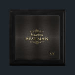 Bra Filigree Guld Bröllop Best Man ID871 Minnesask<br><div class="desc">Fintvätt av filigree ramar, gräns och prydnadsföremål, texturerade i faux guld-folie, dekorerar biet i denna elegant bröllop-svit. Välj valfri bakgrund i färg för den här presentrutan för alla bröllopsfester, eller lämna det varma träkol, den texturerade effekt som vi har tillhandahållit. Lägg till namn, bröllopsfest, initialer och bröllop med hjälp av...</div>