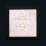 Bra Linjer Guld Abstrakt Bröllop Mauve ID867 Minnesask<br><div class="desc">En vattenfärgsbakgrund i skuggor från lavender till mauve fylls av en abstrakt av bra guld linjer och glittrande belysningseffekter skapar biet i denna vackra bröllop svit. I den här presentknappsrutan i bröllop finns också en övertoning, diamantformad ram som håller bridens och gruppens initialer och bröllop-datum med en mall som lägger...</div>