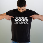 Bra Ser och diplomat för roligt Studenten T Shirt<br><div class="desc">Bra ser ut som diplomat för roligt Studenten T-Shirt. Lustigt citat för en student - Bra ser ut och nu också ett diplom. Vit typografi. Underbar gåva till en student som tog examen.</div>
