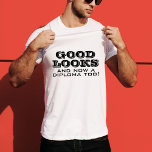 Bra Ser och diplomat för roligt Studenten T Shirt<br><div class="desc">Bra ser ut och diploma för funny Studenten T-Shirt. Lustigt citat för en student - Bra ser ut och nu också ett diplom. Modern svart typografi. Underbar gåva till en student som tog examen.</div>