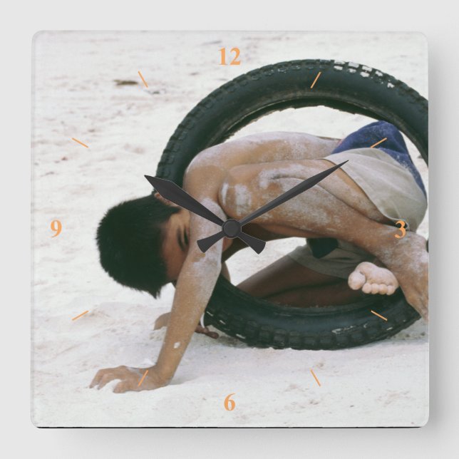 Bra Tyred. Fyrkantig Klocka (Framsida)