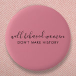 Bra uppsatta kvinnor gör inte historiens Rosa Knapp<br><div class="desc">Enkelt, snyggt "Välbetade kvinnor gör inte historia", anpassningsbar med inspirerande citattecken med modern manustypografi i en minimalistisk design stil inspirerad av kvinnlig empowerment på en söt söt kvinnlig himmelsfärisk rosa. Texten kan enkelt anpassas så att du kan lägga till en egen slogan för namn eller anpassningsbar för perfekten som lyfter...</div>