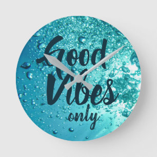 Bra vibes- och coolablåttvatten rund klocka