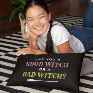 Bra Witch eller Bad Witch Black Halloween-citat Lumbarkudde
