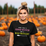 Bra Witch eller Bad Witch Quote Womens Halloween T Shirt<br><div class="desc">Tröskelskjortan från Halloween är utformad med citatet "Är du en bra häxa eller en dålig häxa?",  typografi i vit,  rosa och gult grönt färg med häxans pjäspaccent.</div>